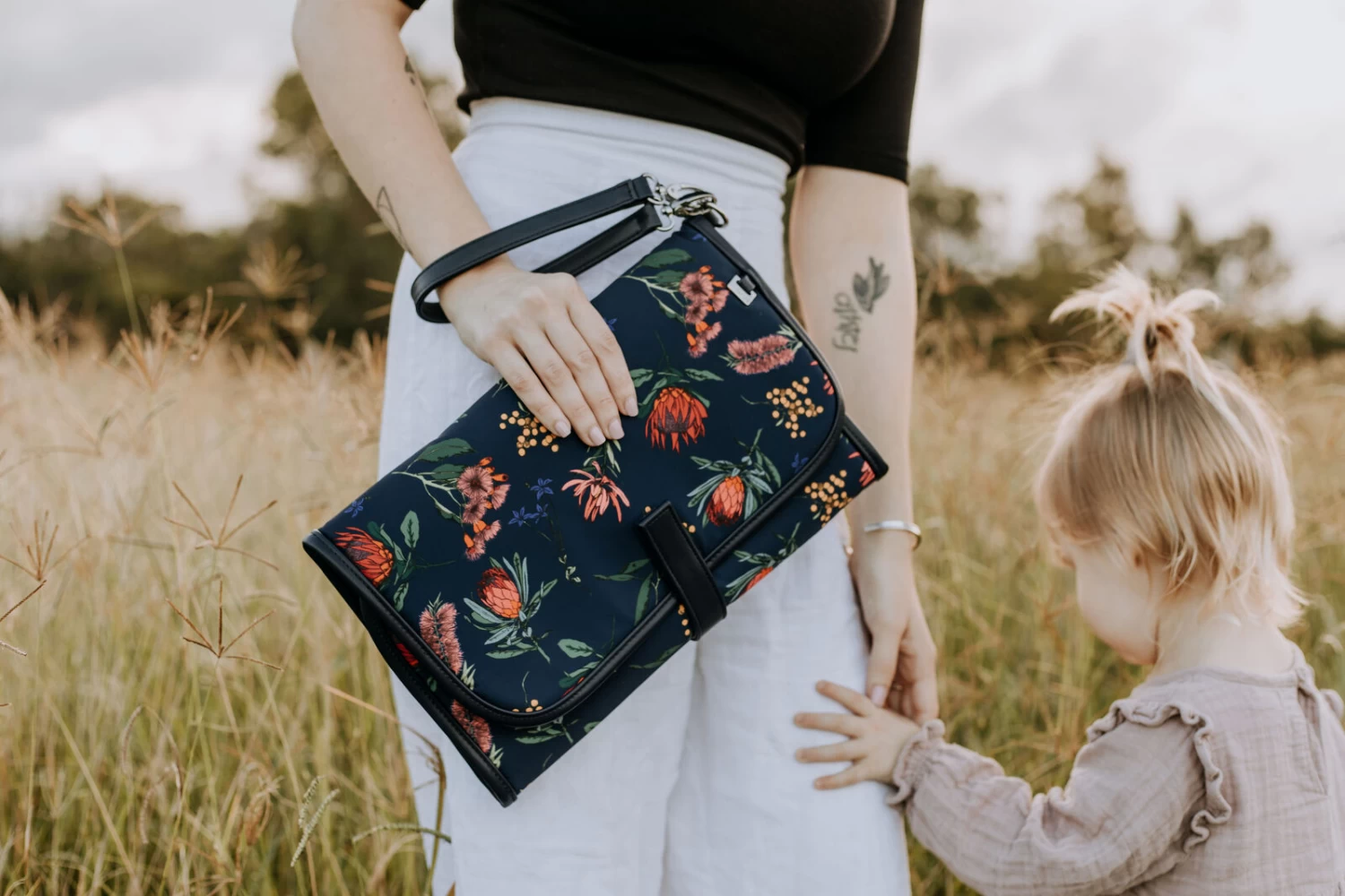 OiOi Change Clutch - Botanical Navy 7 OiOi Change Clutch - Botanical Navy - Image 7