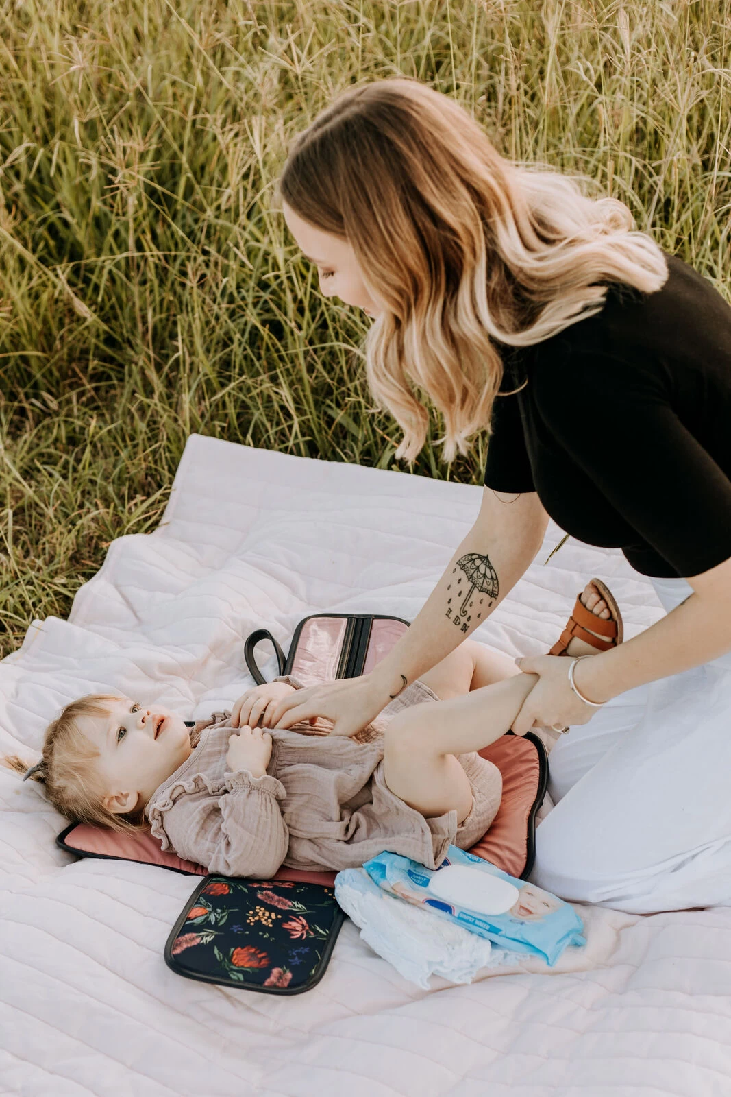 OiOi Change Clutch - Botanical Navy 8 OiOi Change Clutch - Botanical Navy - Image 8